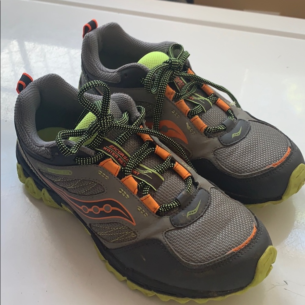 Boys Saucony Excursion Hiking shoes sneakers Sz 5M